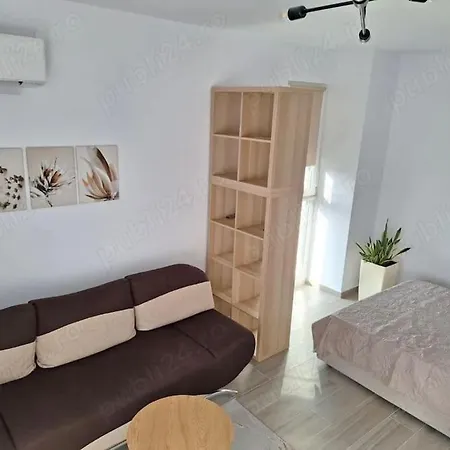 Studio Minimalist Apartment